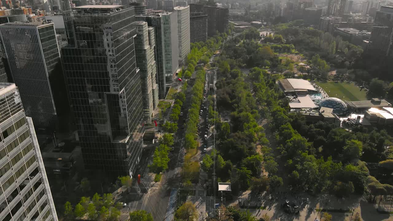 Vista aérea do Parque Araucano em Santiago do Chile em um dia ensolarado, com edifícios na cena