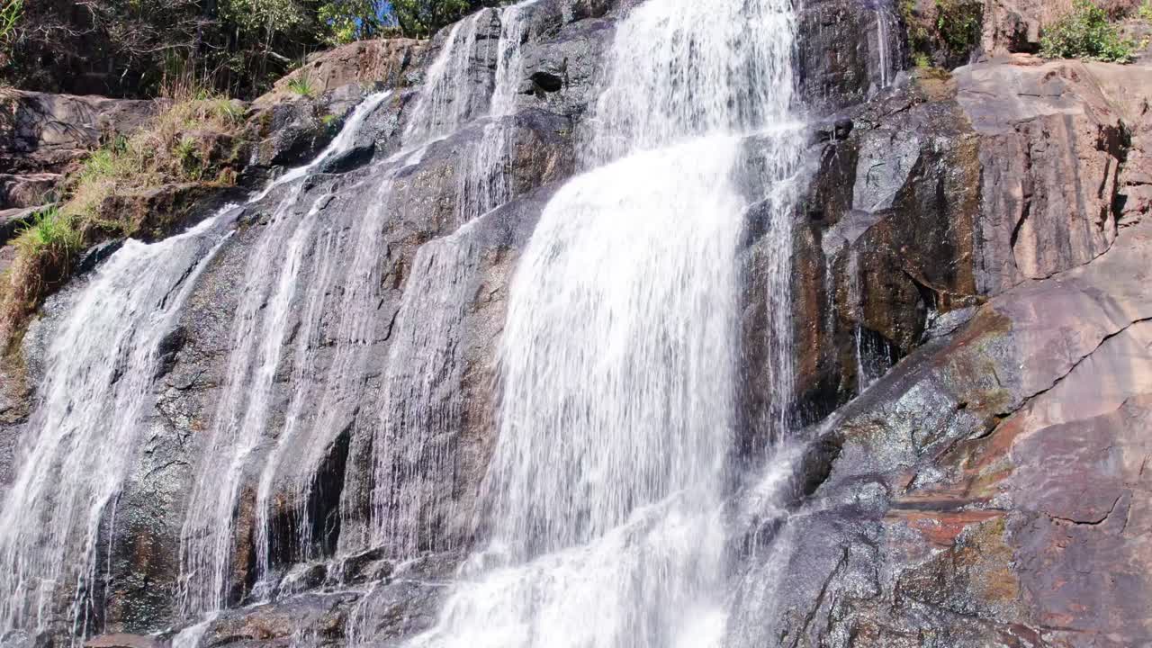 cámara panorámica sobre una cascada que cae desde una montaña escarpada