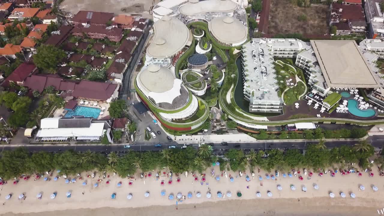 vista aérea de un complejo turístico y comercial frente a la playa en bali