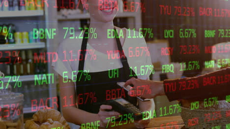 animación del procesamiento de datos financieros sobre diversas personas que pagan con teléfonos inteligentes