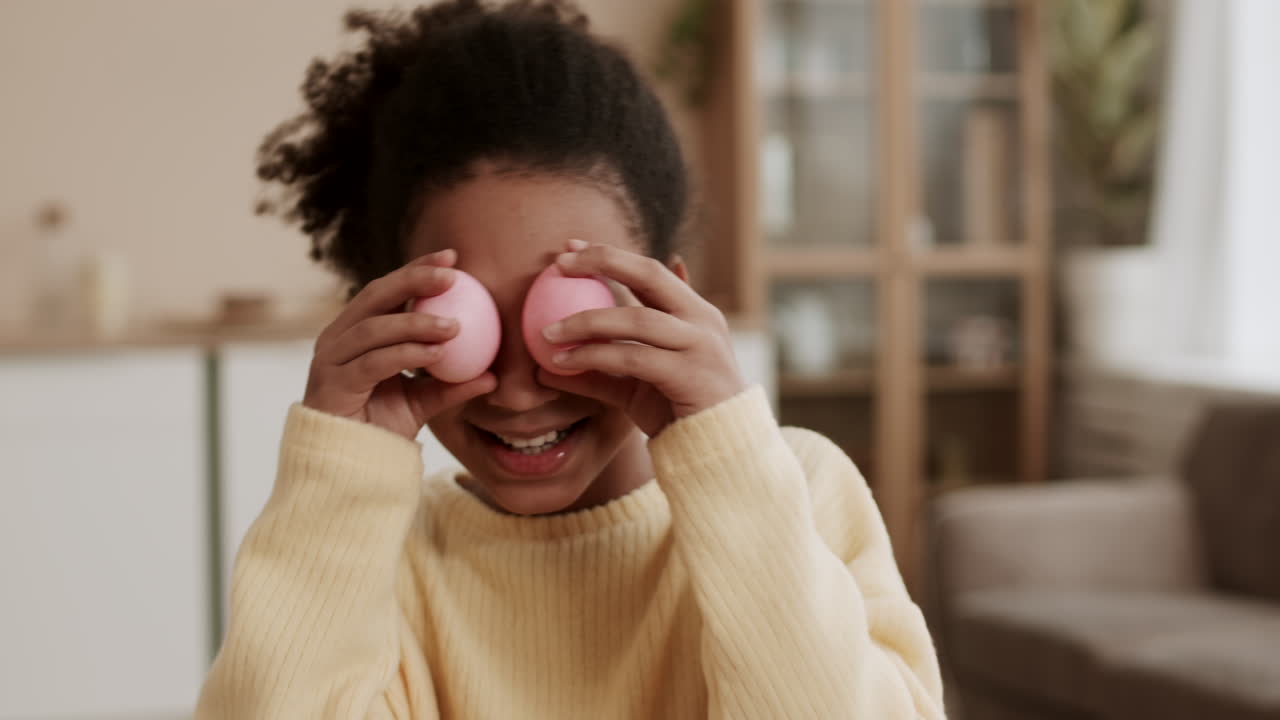 niña con huevos de colores en los ojos