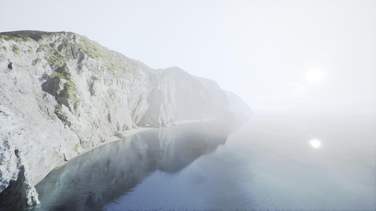 절벽 과 조용 한 바다 와 함께 안개 가 가득 한 해변