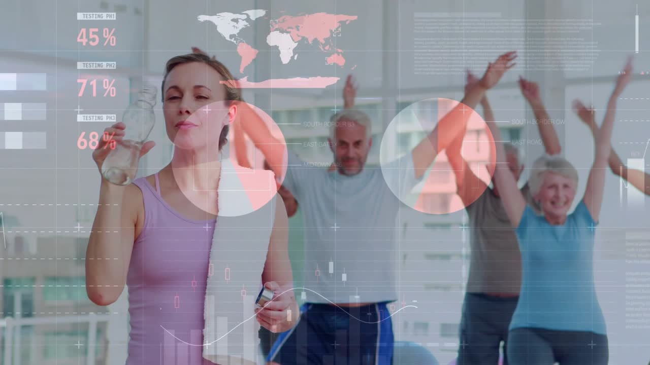 Un istruttore che guida una lezione di fitness, il gruppo imita i movimenti di equilibrio mentre le sovrapposizioni tracciano statistiche e una mappa.