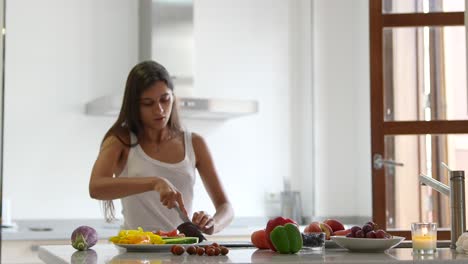 mujer preparando una comida saludable en una cocina