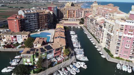 Complejo-Residencial-Valencia,-España-Con-Puerto-Deportivo-Barcos,-Mar-Mediterraneo