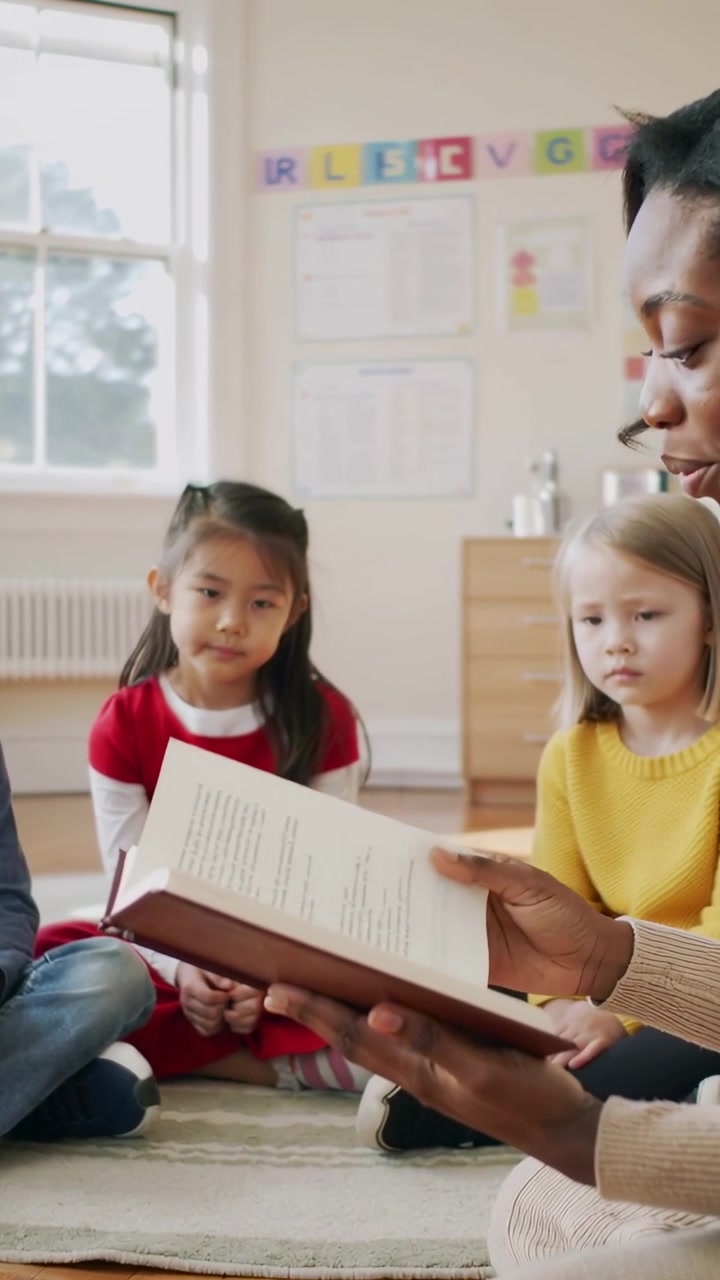 Video verticale: Insegnante che apre un libro, leggendo e indicando il testo in classe per insegnare, con spazio per il testo.