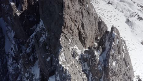 picos de montañas nevadas