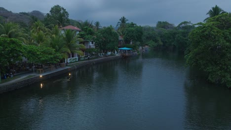 Luftdrohnenansicht-Des-Flusses-Zur-Blauen-Stunde-La-Bocana-El-Tunco-El-Salvador