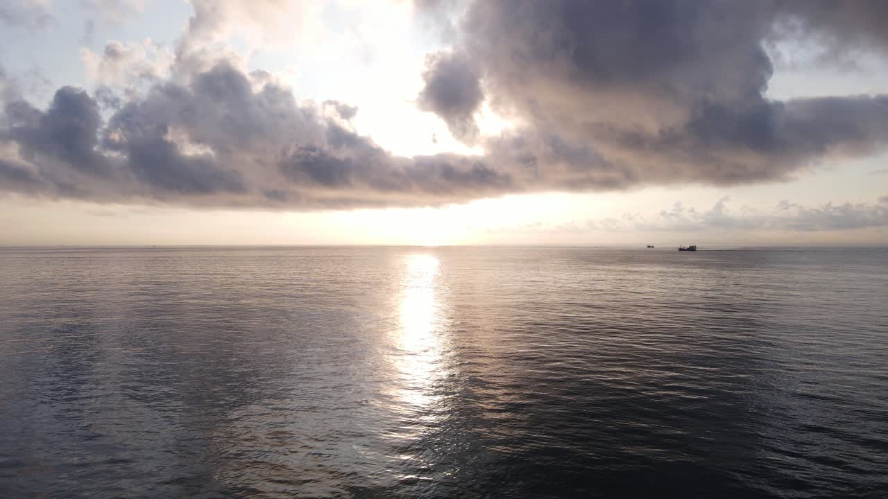 아침 태양 에 바다 에서 미끄러지는  ⁇ 시 보트