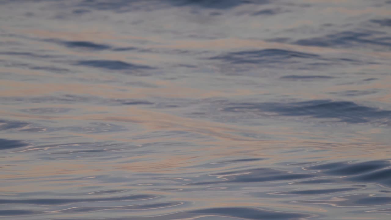 차분한 평온. 추상 물 배경