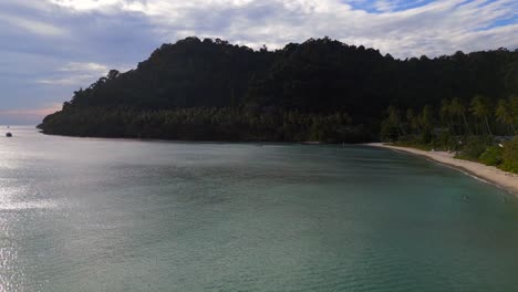 Península-Del-Mar-Oceánico,-Gran-Vista-Aérea-Superior-Vuelo-Ao-Phrao-Bay-Beach-Laguna-En-El-Paraíso-De-Vacaciones-Ko-Kut-Tailandia-Verano-2022