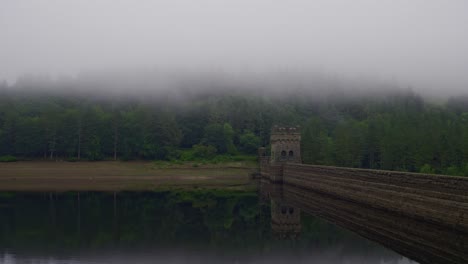 Stimmungsvoller-Himmel-Bedeckt-Mit-Nebel-über-Stausee-Und-Damm