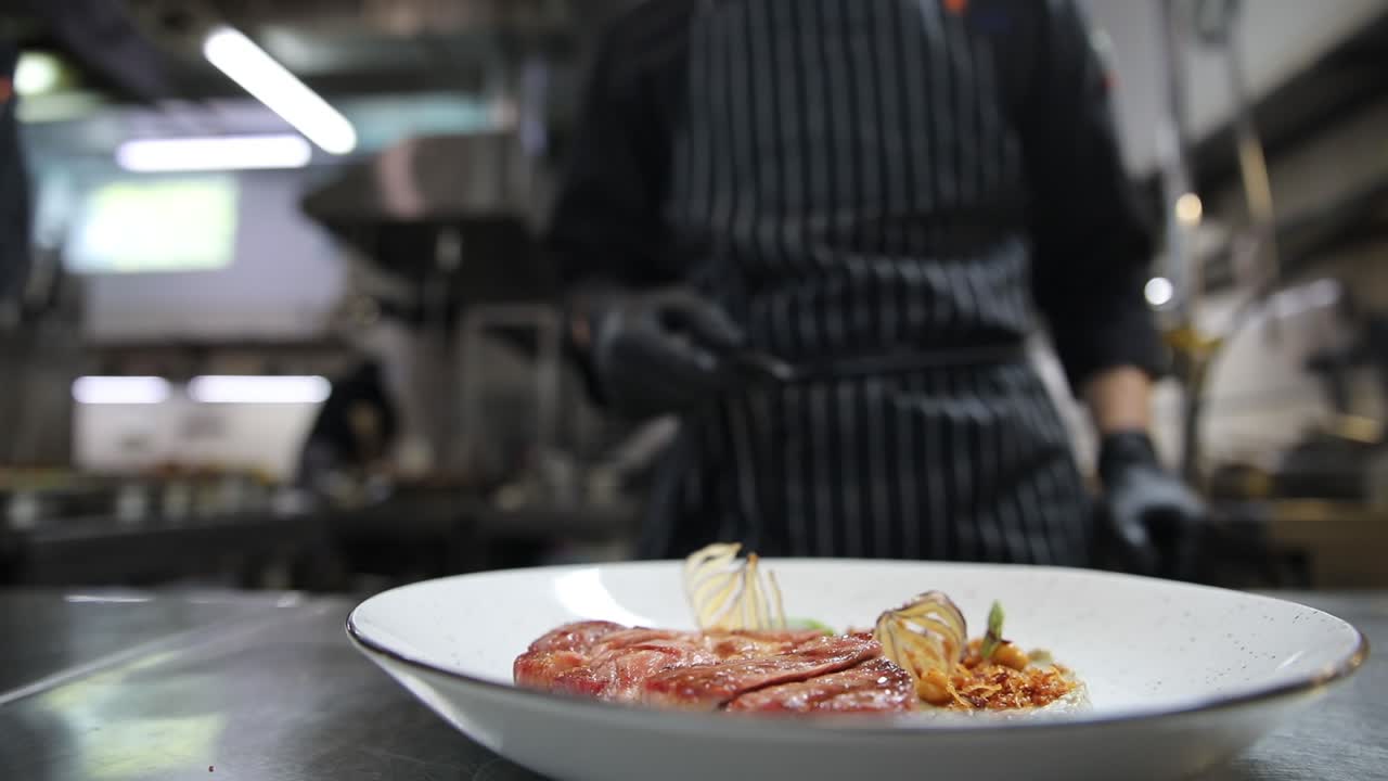 Chef che prepara un piatto gourmet di bistecca