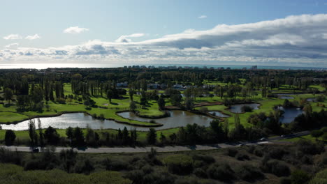 Golfplatz-La-Grande-Motte,-Luftaufnahme,-Grüner-Golfplatz-Mit-Baum,-Mittelmeer