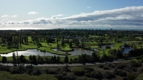 Campo-De-Golf-La-Grande-Motte-Toma-Aérea-Campo-Verde-Con-árbol-Mar-Mediterráneo