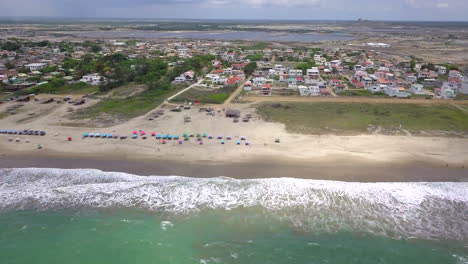 revelador disparo de drones desde la costa sobre el océano hacia la ciudad de playas general villamil en ecuador