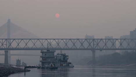 Timelapse-De-La-Puesta-Del-Sol-De-Una-Ciudad-Fluvial-China-Tradicional-Junto-Al-Río-Yangtze