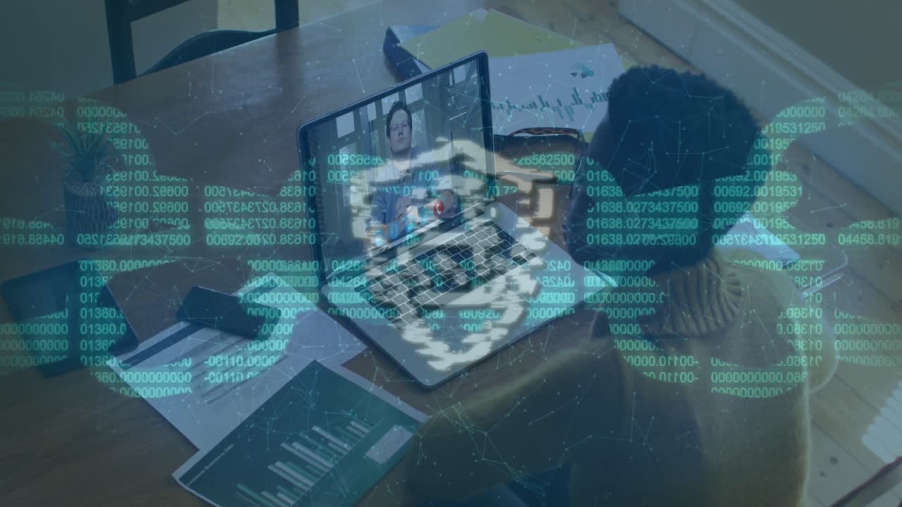 candado de seguridad y cadena contra una mujer que tiene una videollamada con un colega masculino en una computadora portátil en la oficina