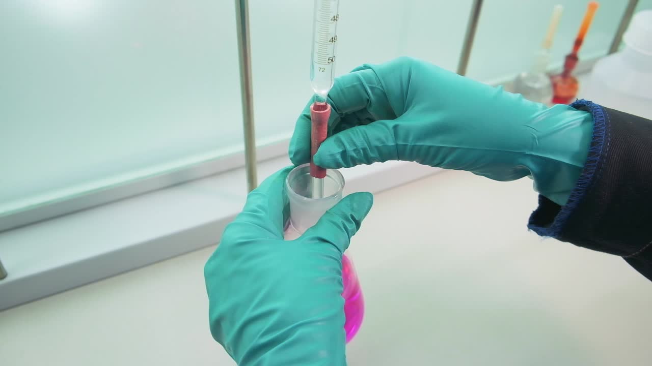 실험실에서 티트레이션 실험