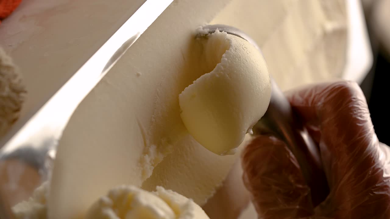 Pasticcere turco che raschia il gelato, video al rallentatore, video verticale