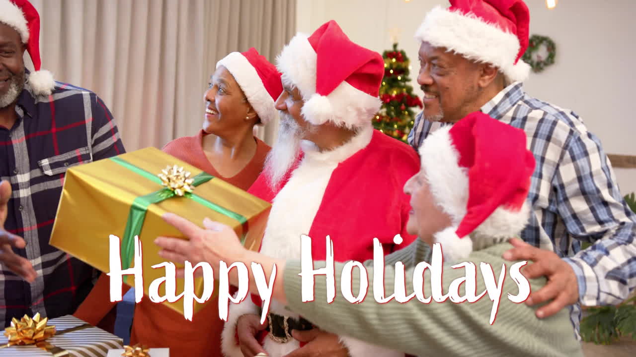 다양한 고령 친구들이 집에서 크리스마스를 축하하는 행복한 휴일 텍스트의 애니메이션