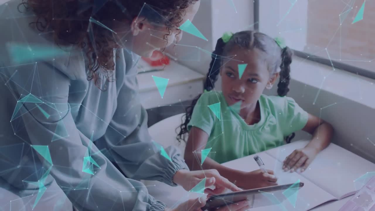 교실에서 태블릿을 사용하는 다양한 여성 교사와 여학생에 대한 네트워크의 애니메이션