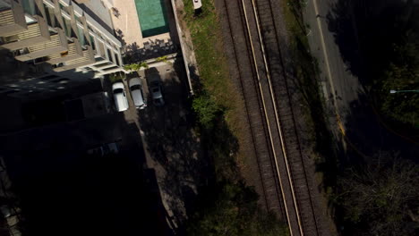 Die-Drohne-Nähert-Sich-Dem-Parkplatz-Neben-Den-Bahngleisen