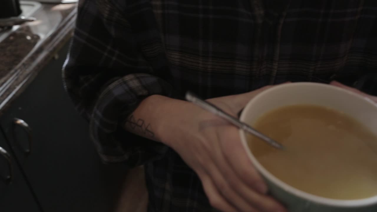 뜨거운 수프 그릇을 들고 있는 남자 - 클로즈업 샷