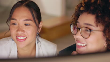 computadora, feliz y mujer de negocios planeando