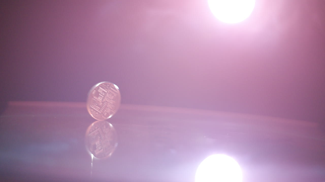 bitcoin girando en las luces intermitentes