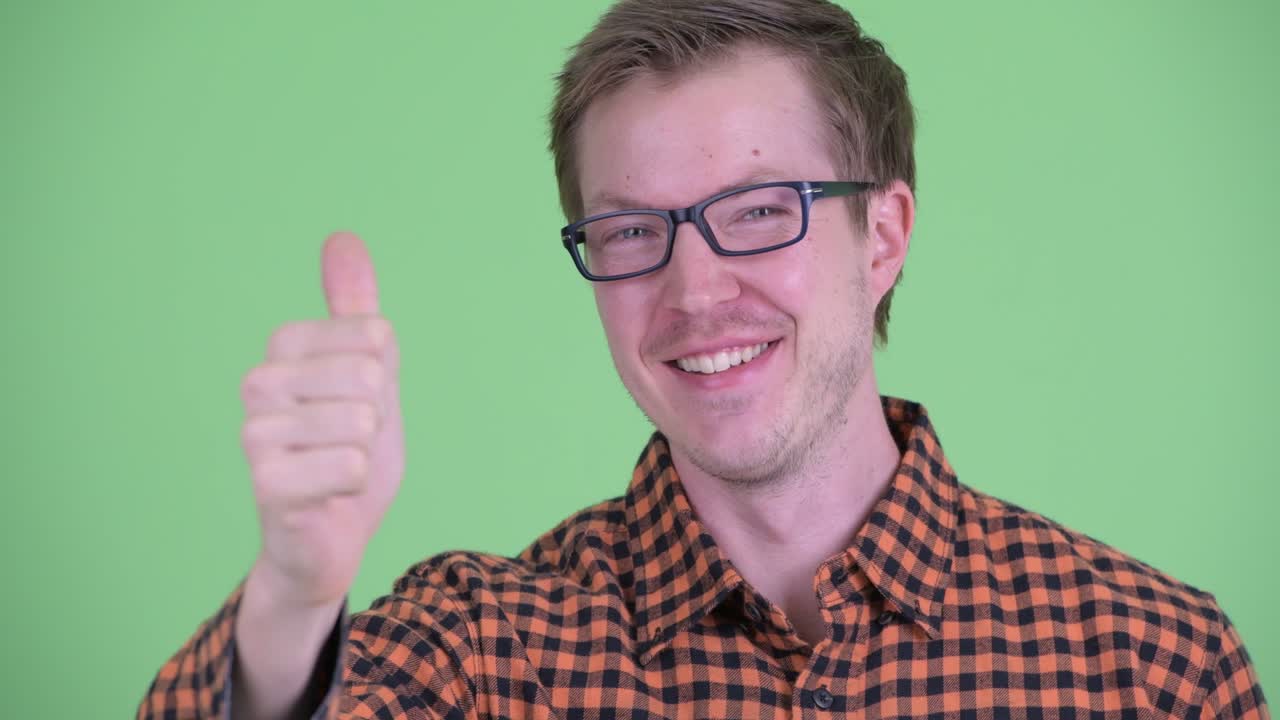 안경을 쓴 젊은 잘생긴 스터 남자