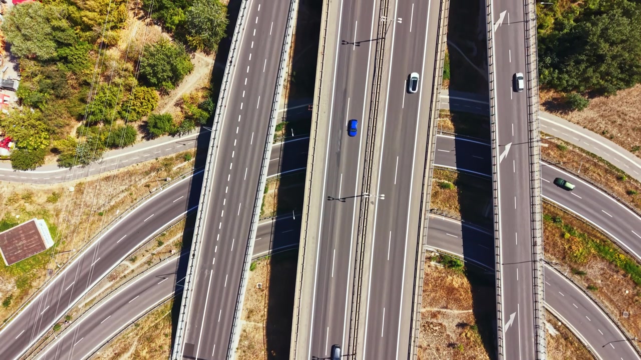Flujo de tráfico en autopistas con múltiples carriles durante el día