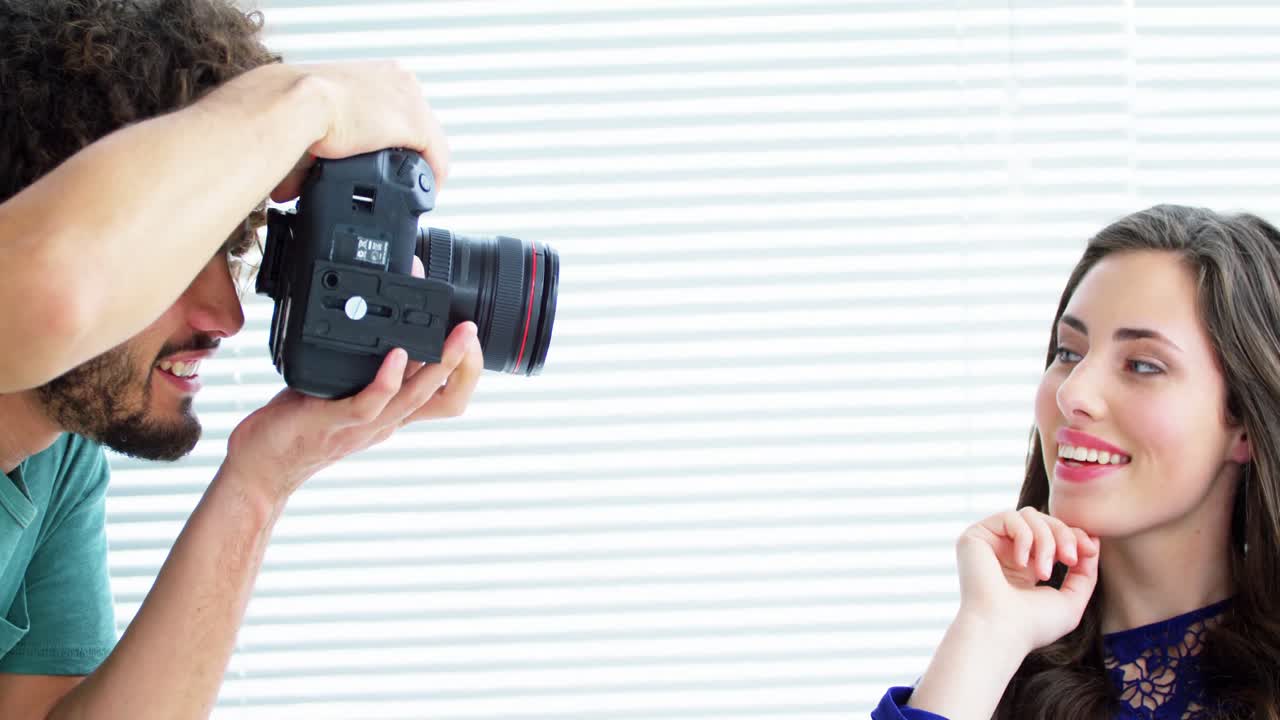Fotógrafo mostrando fotos para modelo de moda