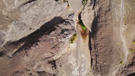 Grupo-De-Amigos-Disfrutan-De-Un-Día-De-Natación-En-Una-Piscina-Natural-De-Agua-Dulce-En-Medio-De-Un-Valle-Seco-Y-árido-De-Wadi