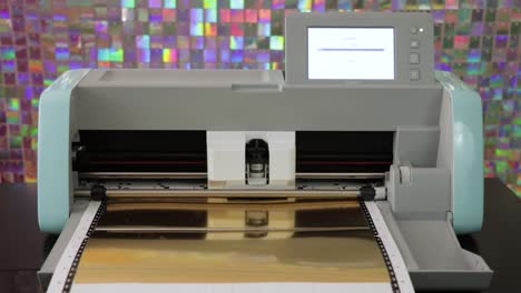 plotter de corte de banco en funcionamiento, toma de estudio estática frontal