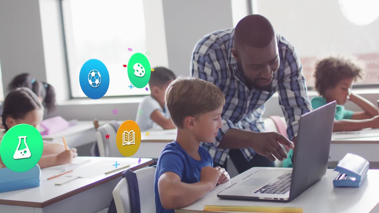 animación de iconos escolares sobre un maestro afroamericano y un escolar que usan una computadora portátil en clase