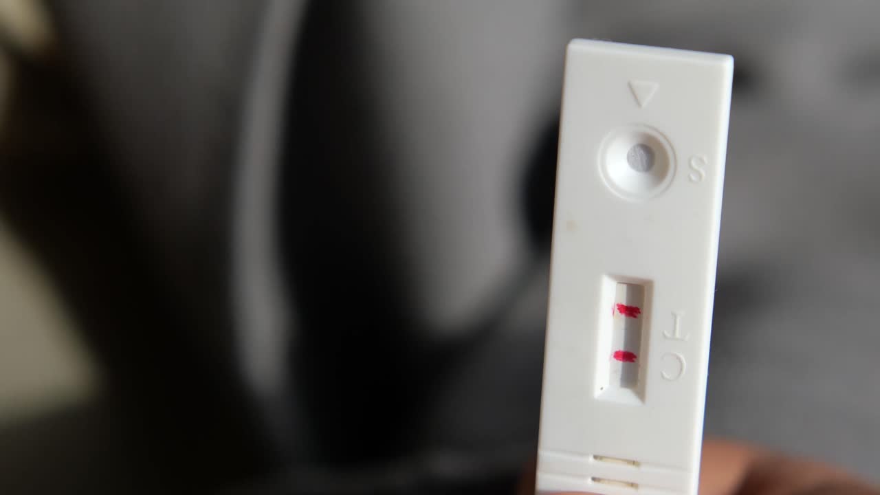 Primo piano di un risultato positivo di un test rapido