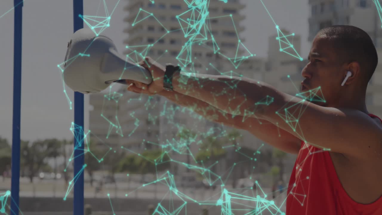animación de una red de comunicación brillante sobre un atleta masculino haciendo ejercicio con kettlebell en la ciudad
