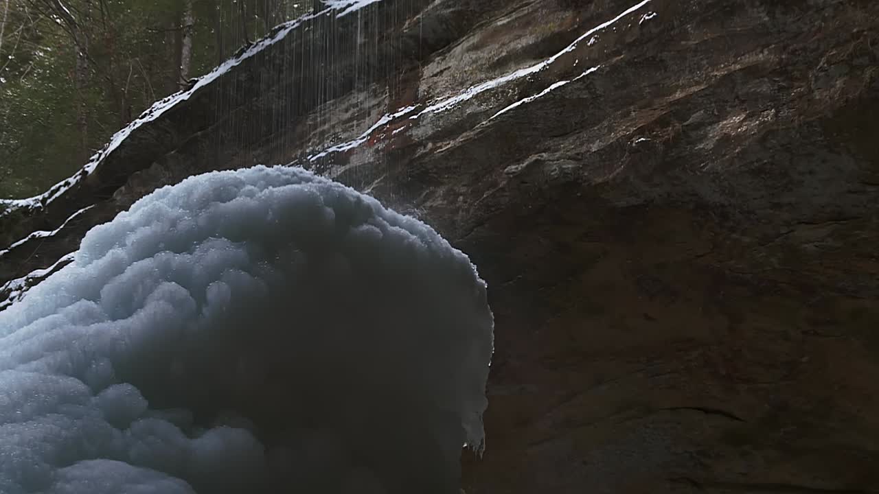 agua goteando en un cono de hielo en una cueva de cenizas durante el invierno en ohio, ee.uu.