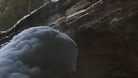 Agua-Goteando-En-Un-Cono-De-Hielo-En-Una-Cueva-De-Cenizas-Durante-El-Invierno-En-Ohio,-Ee.uu.