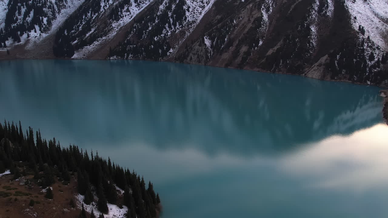 avión no tripulado dando vueltas sobre la superficie reflectante del gran lago de almaty, en kazajstán