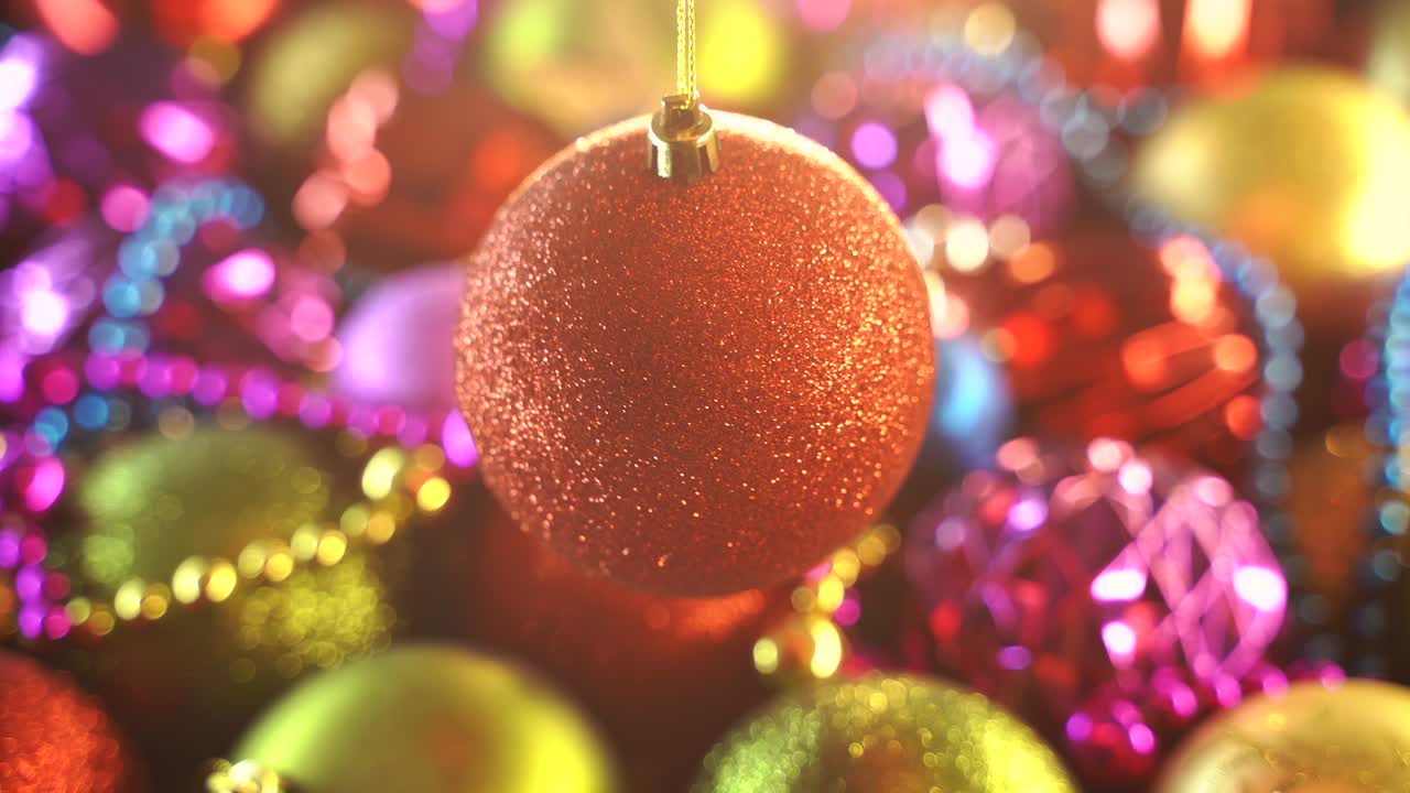 juguete de pelota roja brillando y iluminando la luz. decoración de navidad y año nuevo en fondo colorido. primer plano de un pelo rojo brillante