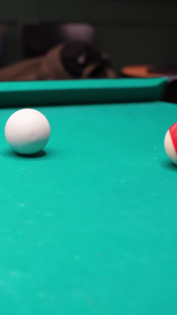 Primo piano di una bilia battente bianca su un tavolo da biliardo verde con profondità di campo ridotta e bokeh, ideale per biliardo, giochi da bar e concetti di svago