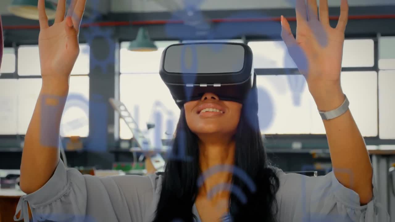 Icone digitali blu che fluttuano su una donna d'affari che indossa un visore VR in ufficio