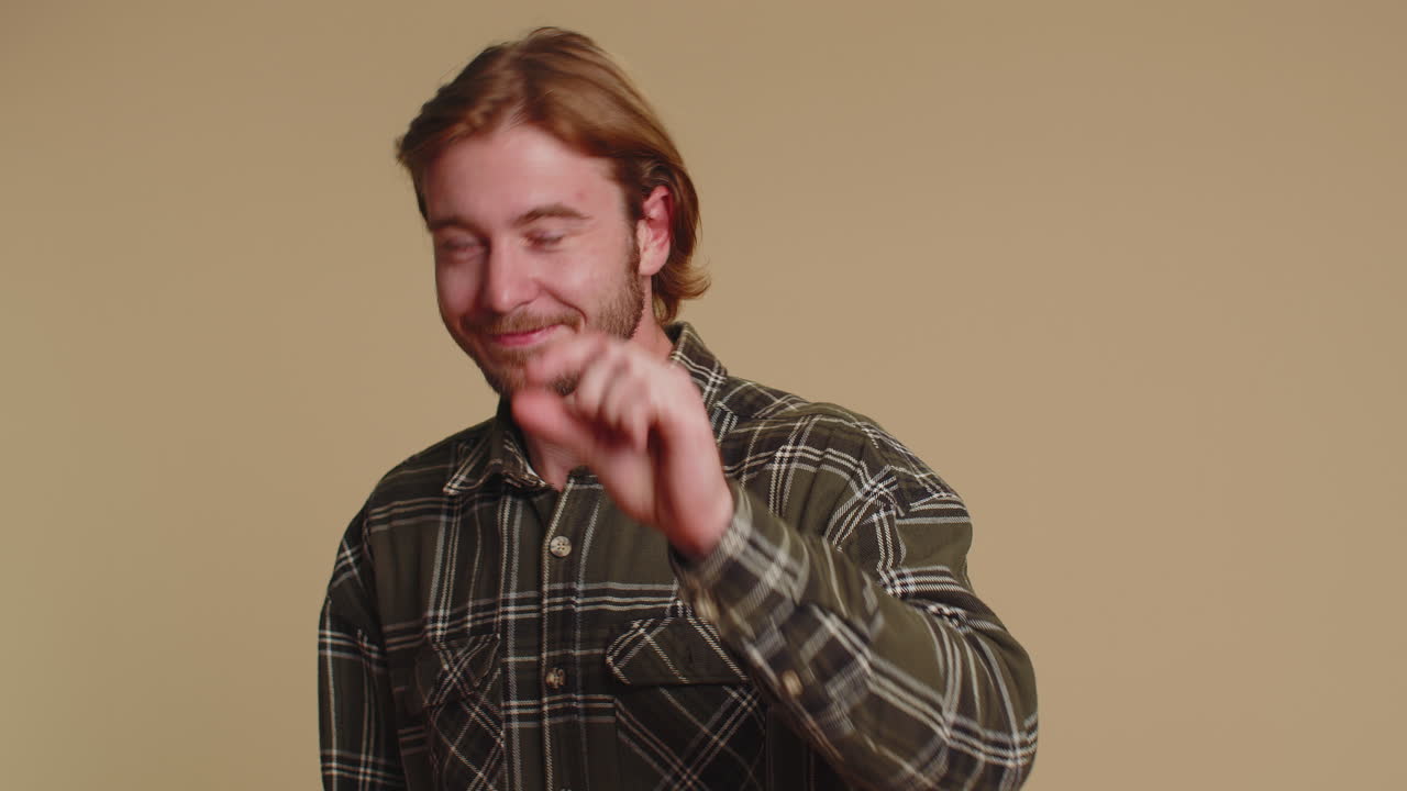 의심스러운 미소와 함께 약간의 몸짓을 보여주는 남자, 최소한의 표시를 보여주는, 작은 크기를 측정