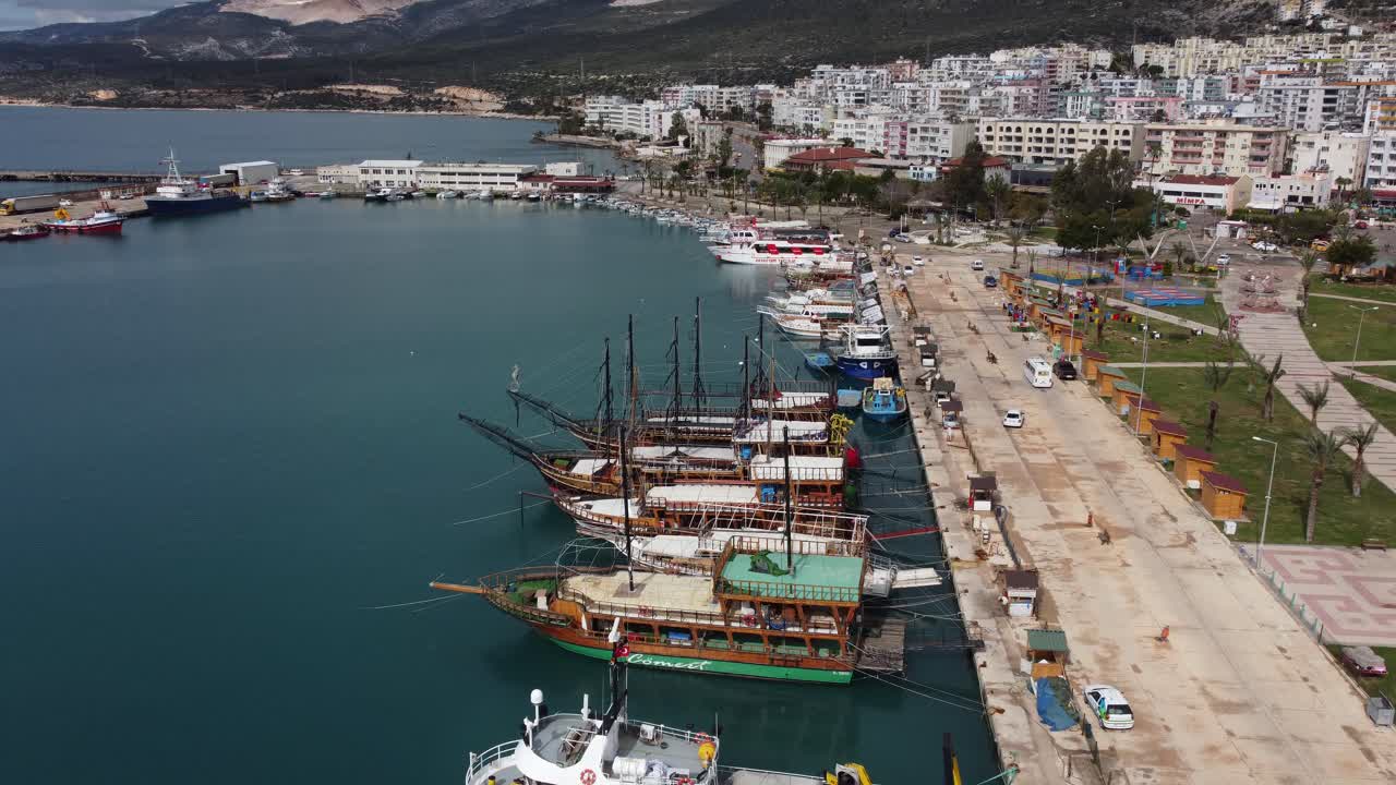 barcos de recreo anclados en el puerto deportivo