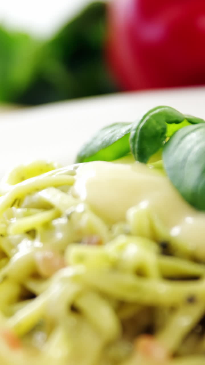 접시 에 요리 된 파스타