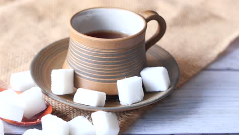 taza de té con cubos de azúcar