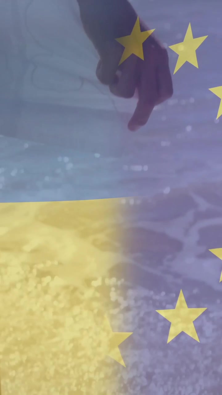 Animazione bandiere Ucraina e UE su acqua che schizza sulla spiaggia