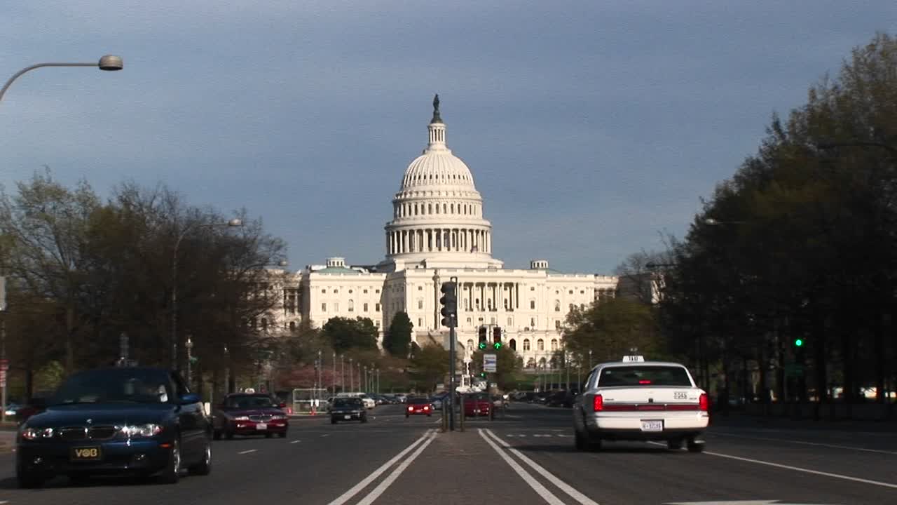 la cámara se acerca a un plano medio de la cúpula del pastel de bodas del edificio del capitolio de los estados unidos coronada por la enorme estatua de la libertad armada